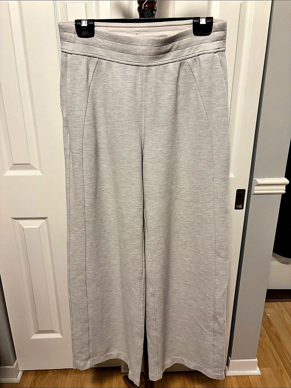 Lululemon Scuba Mid-Rise Wide-Leg Pant- Waffle - Heathered Light Grey in Size M